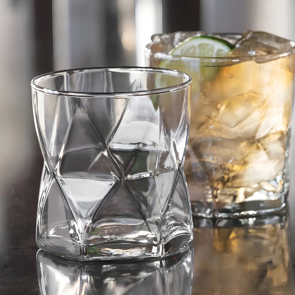 Vaso Rombus bajo de vidrio con bebida servida con hielo