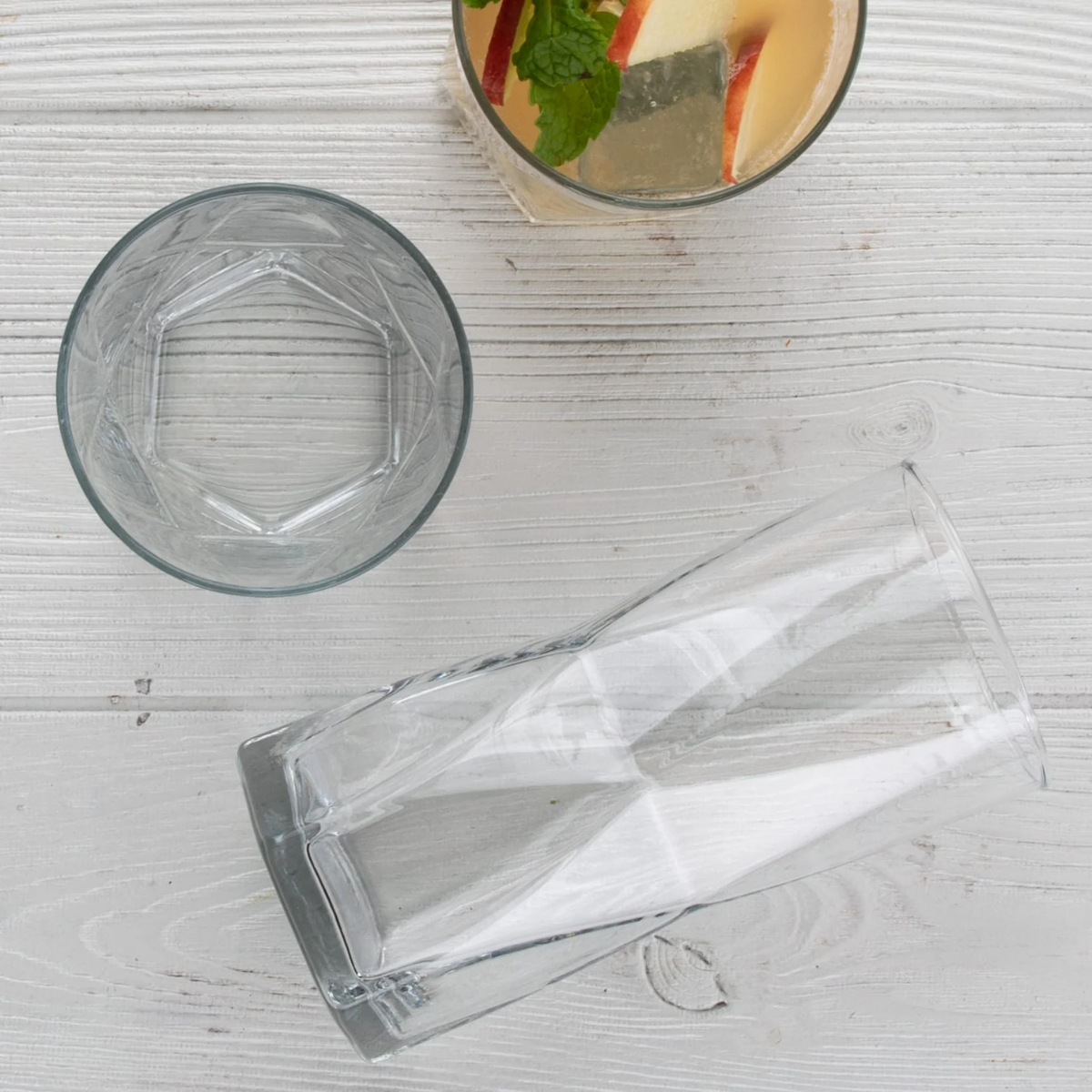 Vista superior del vaso Rombus de vidrio con relieve geométrico