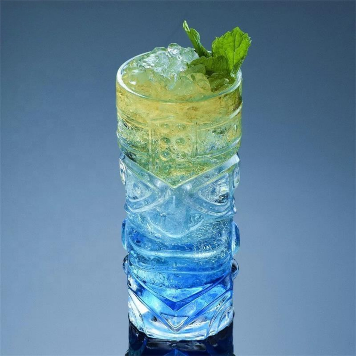 Vaso Tiki Taka Hawaii con cóctel tropical azul servido con hielo