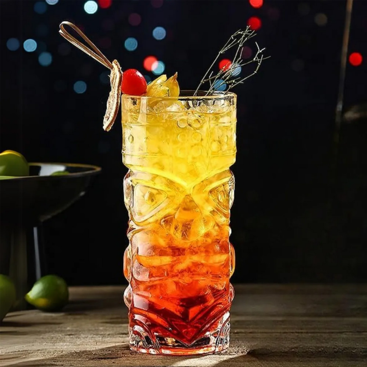 Vaso Tiki Taka Hawaii con cóctel tropical servido con decoración
