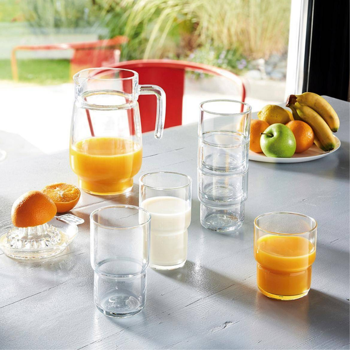 Vasos de vidrio Amalfi sirviendo jugo y bebidas en uso diario, interior o exterior.