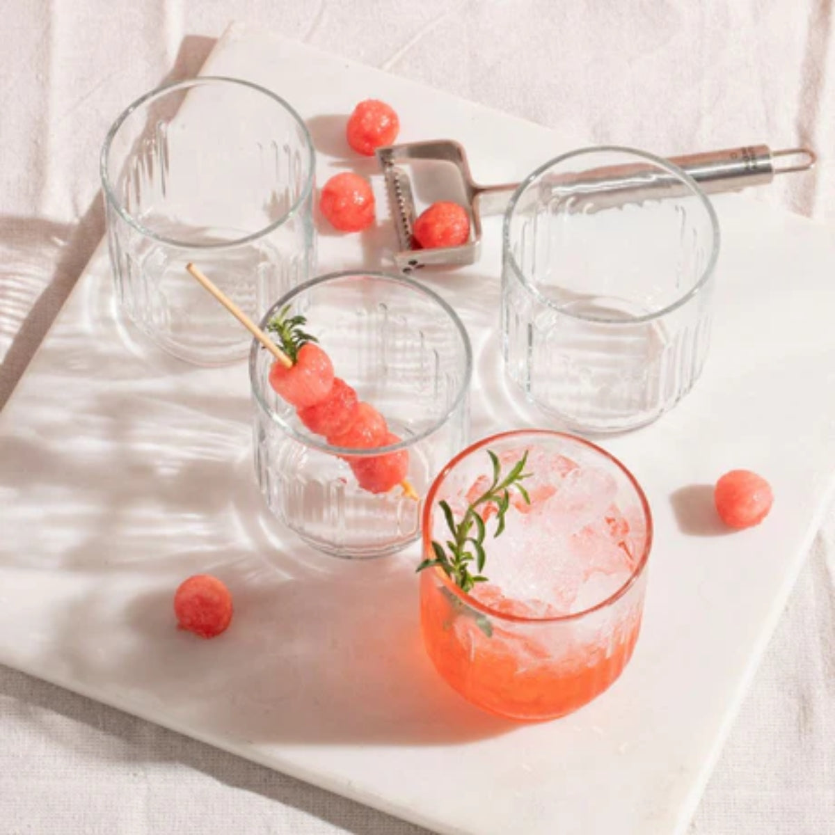 Vasos de vidrio estriados Barcelona con bebidas y frutas frescas de 365ml