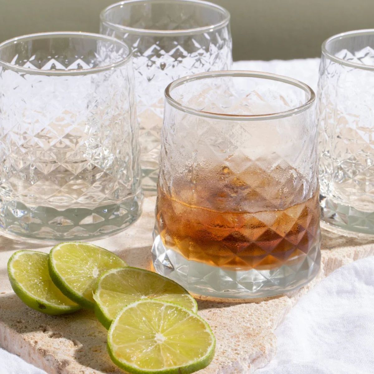 Vaso Cairo old fashioned de vidrio con bebida fría, hielo y rodajas de lima
