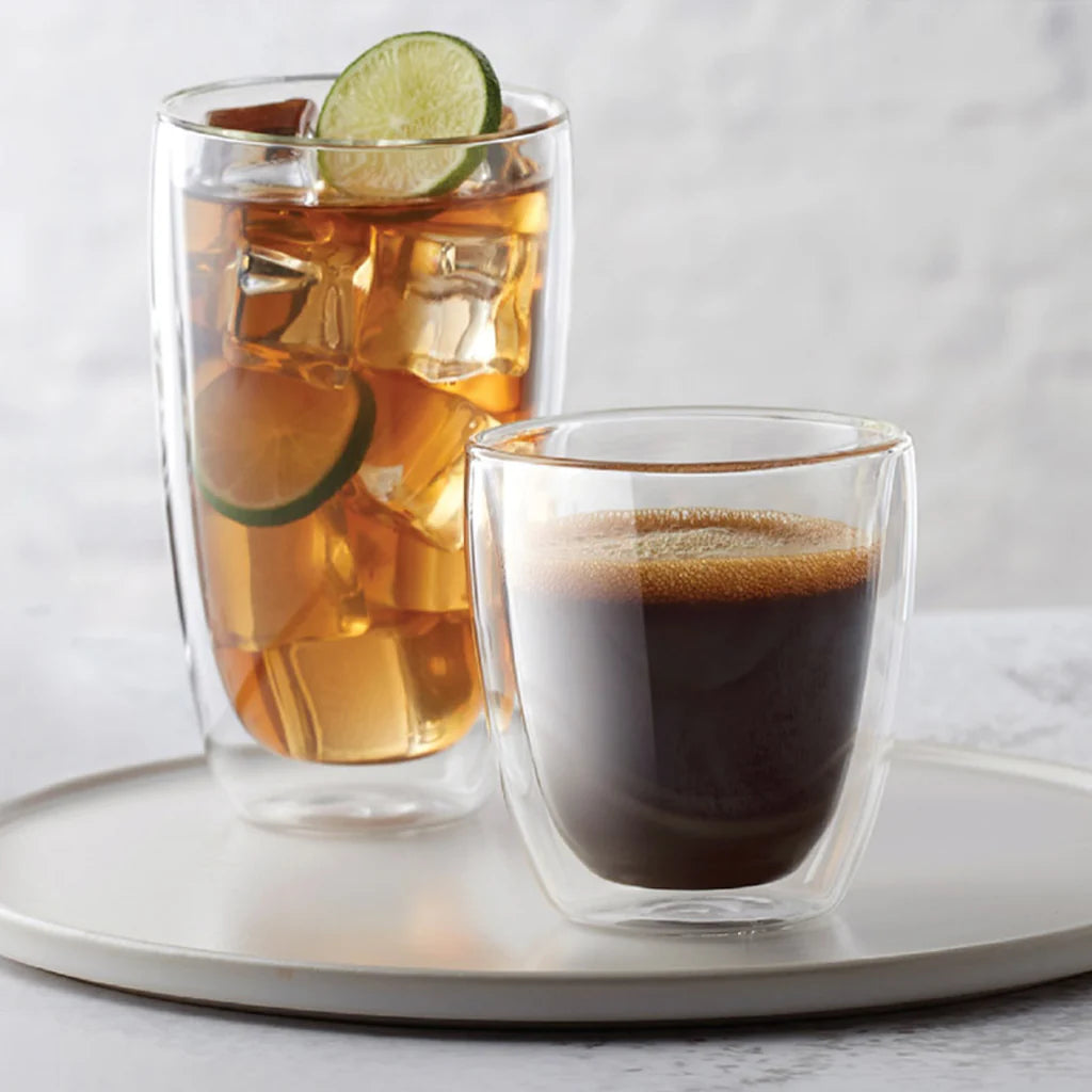 Vasos Doppio de vidrio de doble pared con café y bebida fría servidos