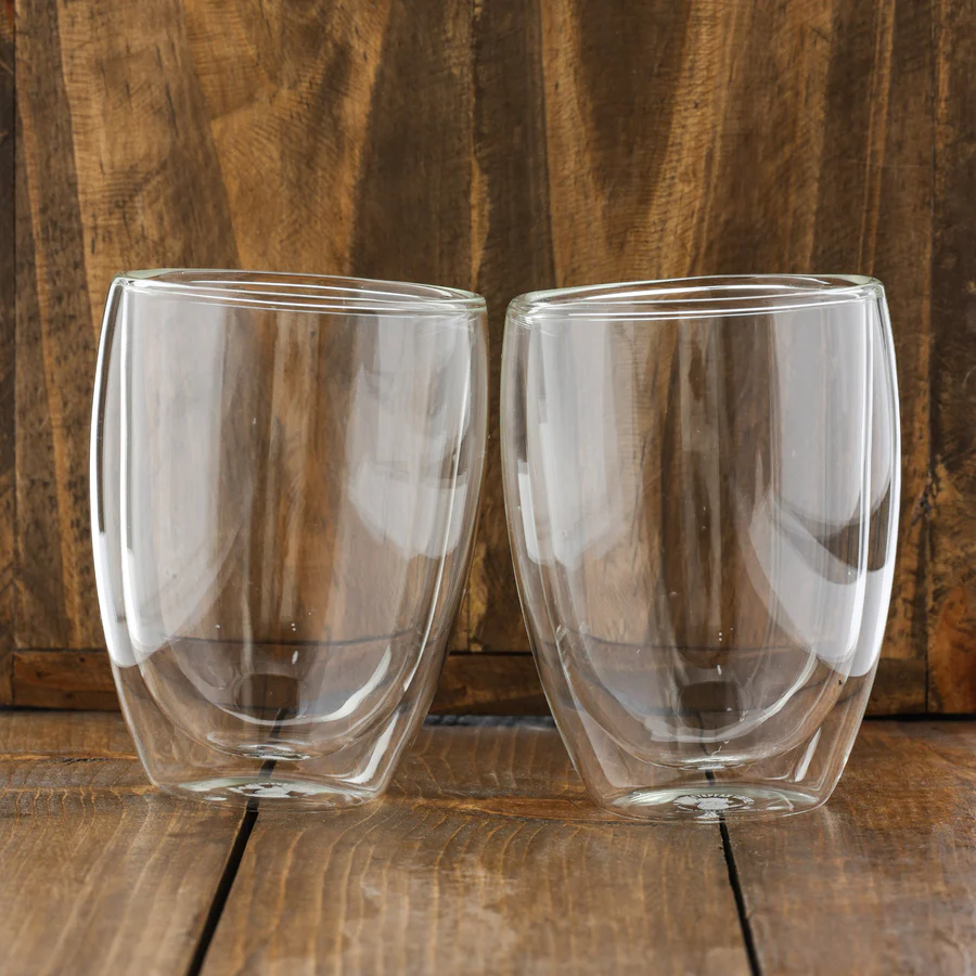 Set de vasos Doppio de vidrio de doble pared sobre superficie de madera