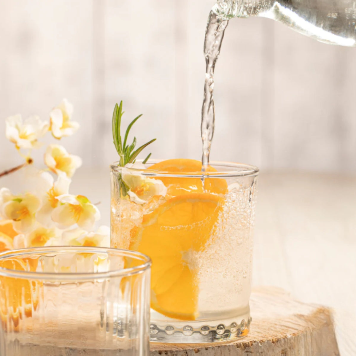 Vasos Galata de vidrio servidos con bebidas frías en una mesa exterior