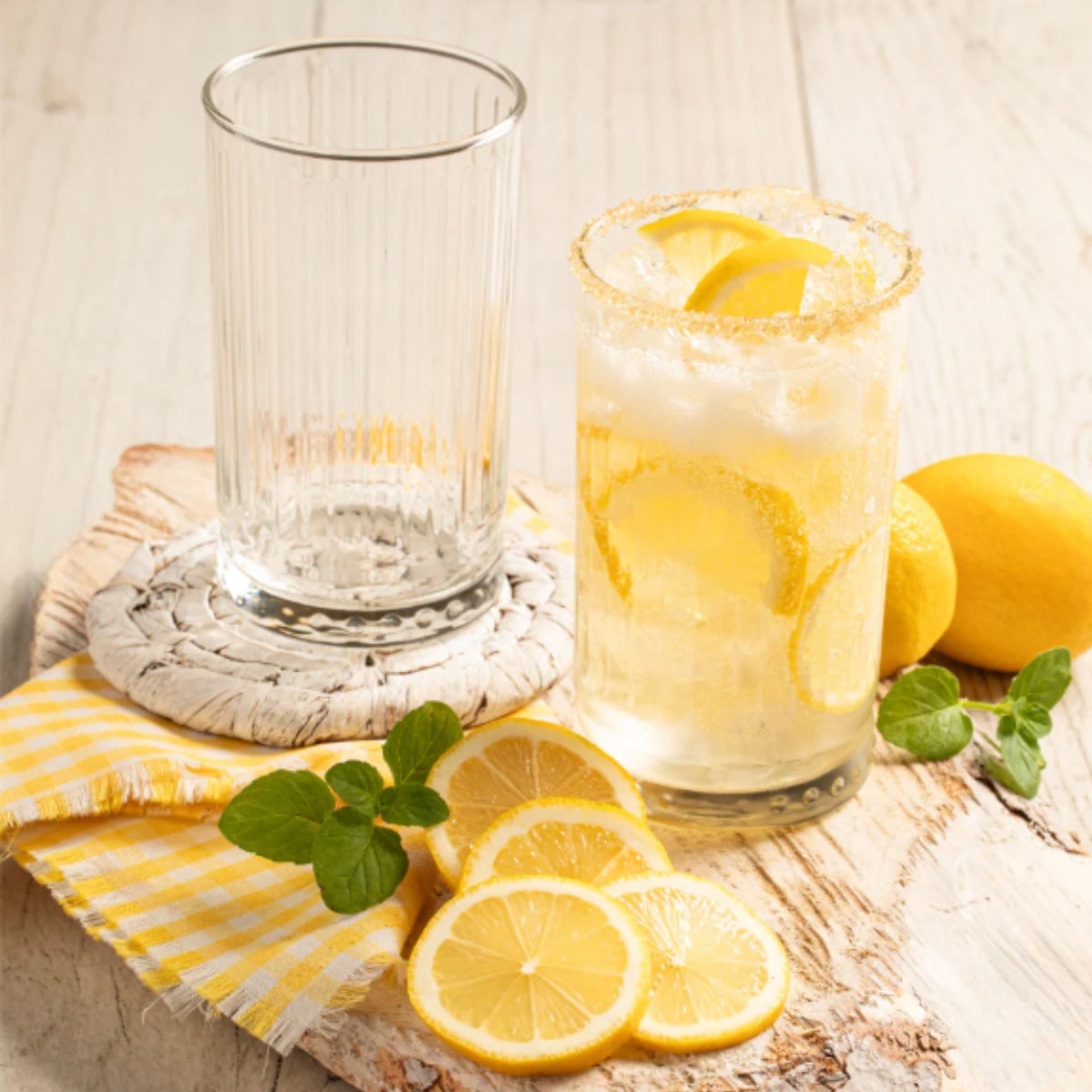 Vasos Galata de vidrio decorando una mesa de comedor de estilo moderno