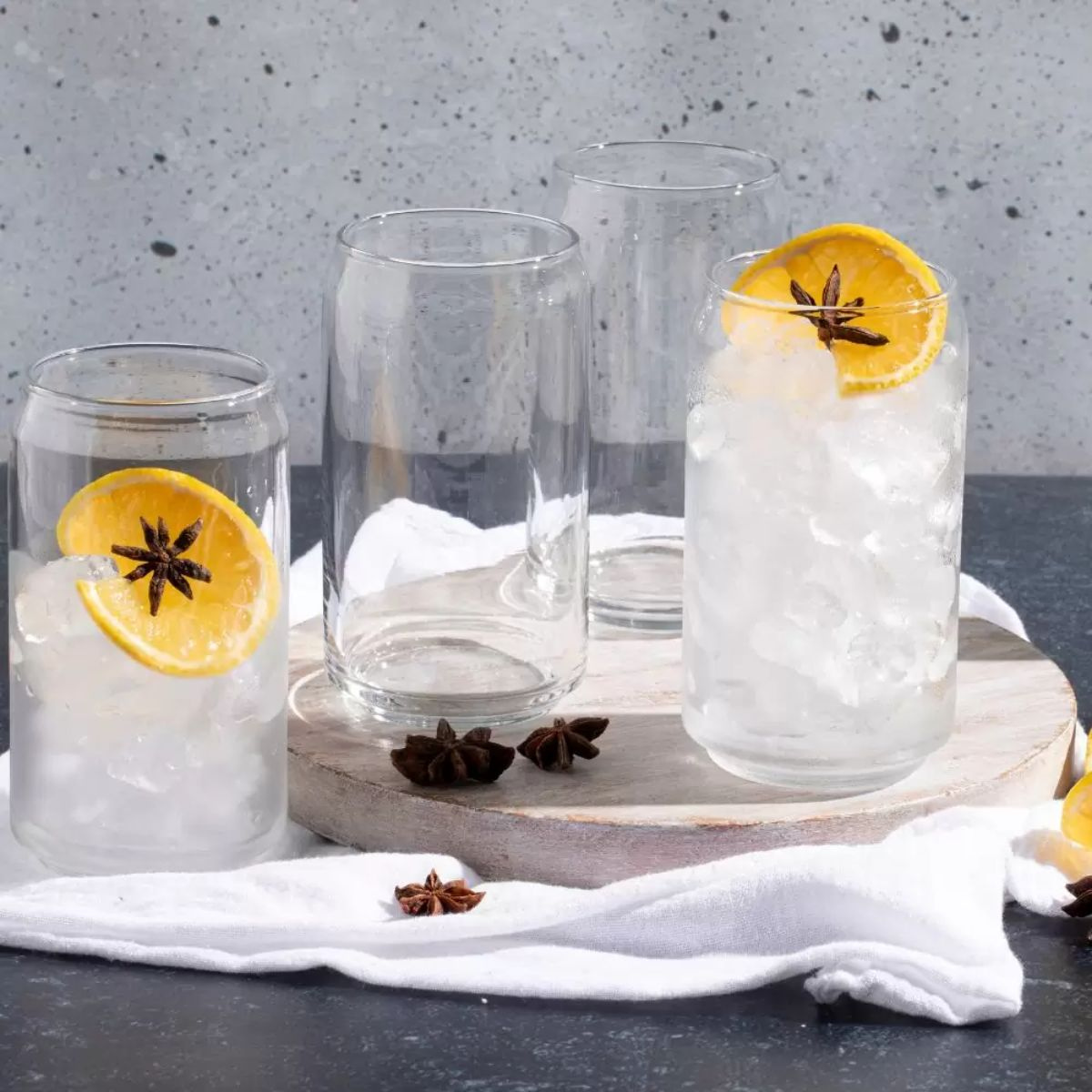 Vasos lata de vidrio servidos con agua y rodajas de cítricos
