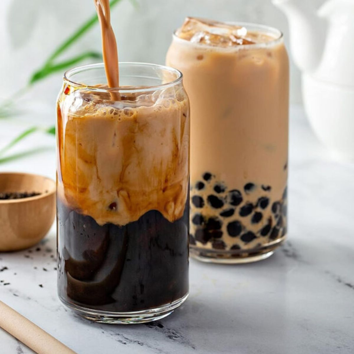 Vasos lata de vidrio con café y bebidas cremosas servidas con hielo