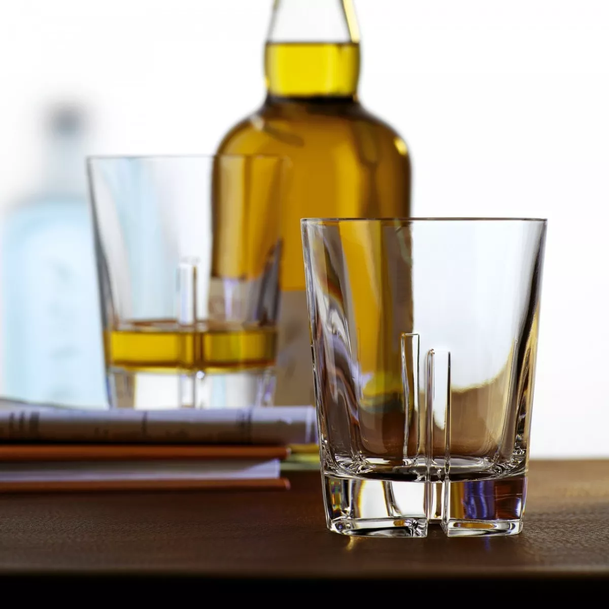 Set de vasos Look de vidrio con bebidas servidas junto a una botella