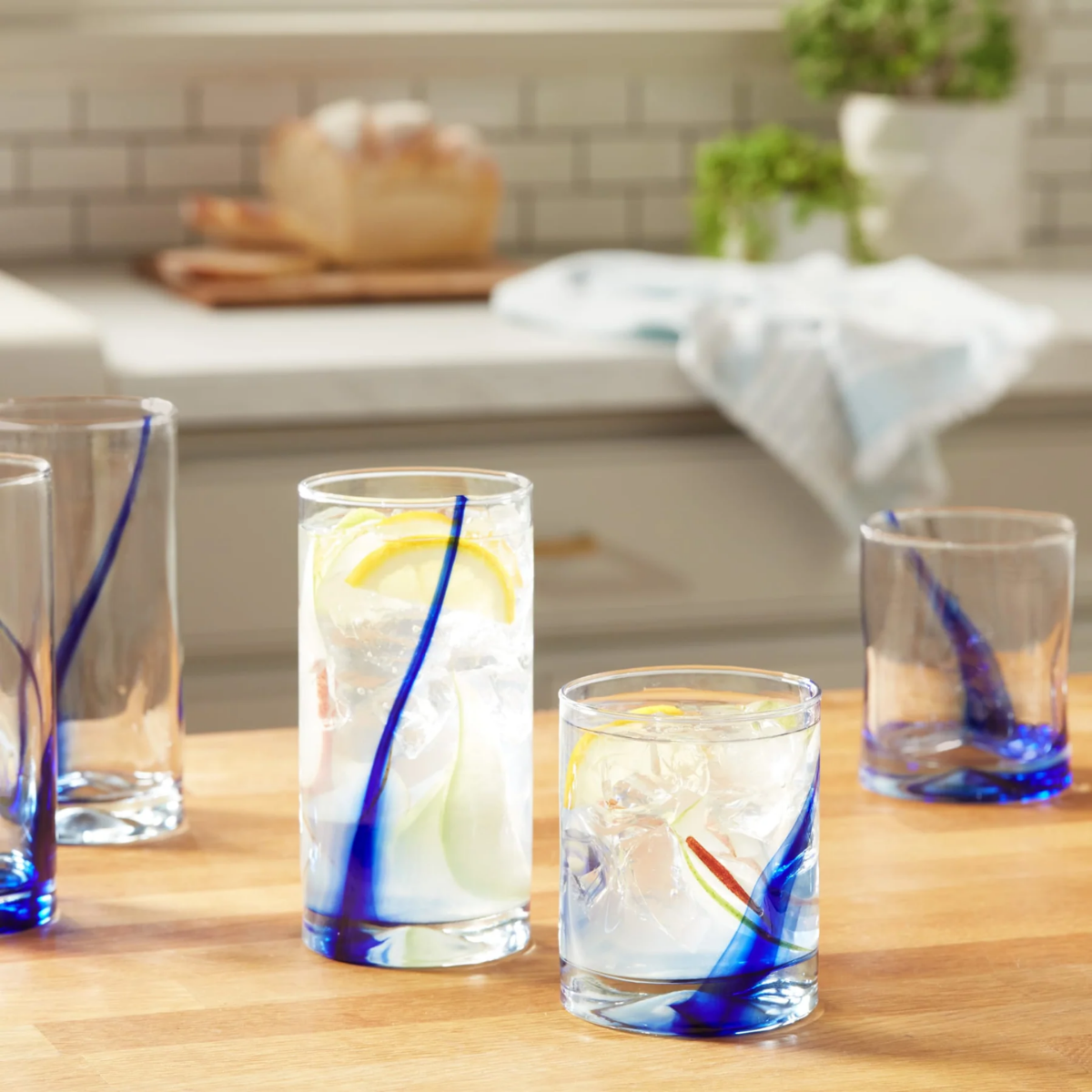 Vasos Ribbon de vidrio con diseño azul servidos en mesa para uso diario
