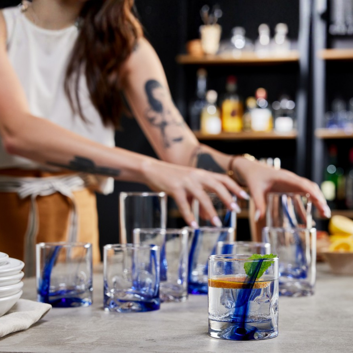 Set de vasos Ribbon de vidrio utilizados para preparar cócteles en barra