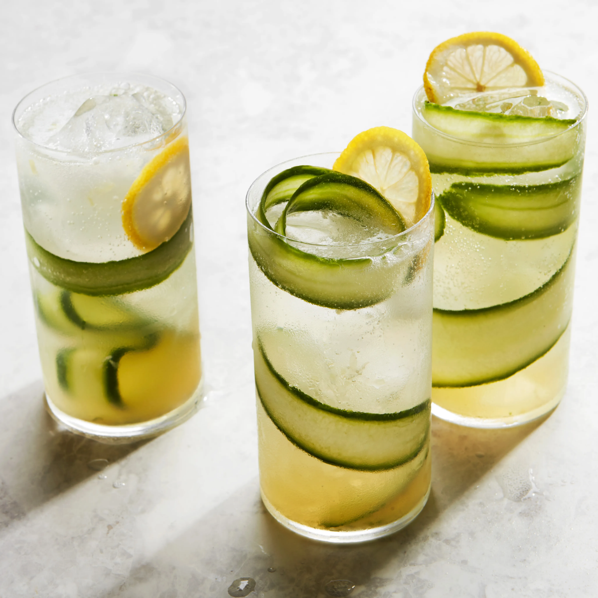 Vasos Rio de vidrio con bebidas frías y rodajas de cítricos