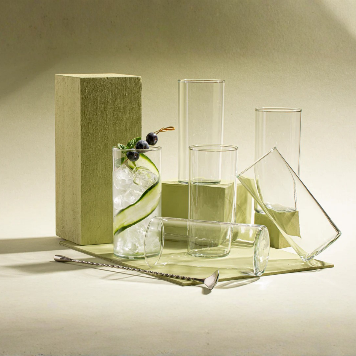 Vasos Rio de vidrio servidos con bebidas frías en ambiente interior