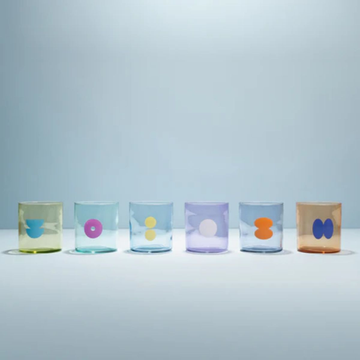 Vasos Rio Bubble Toy de vidrio multicolor alineados con diseño moderno y decorativo