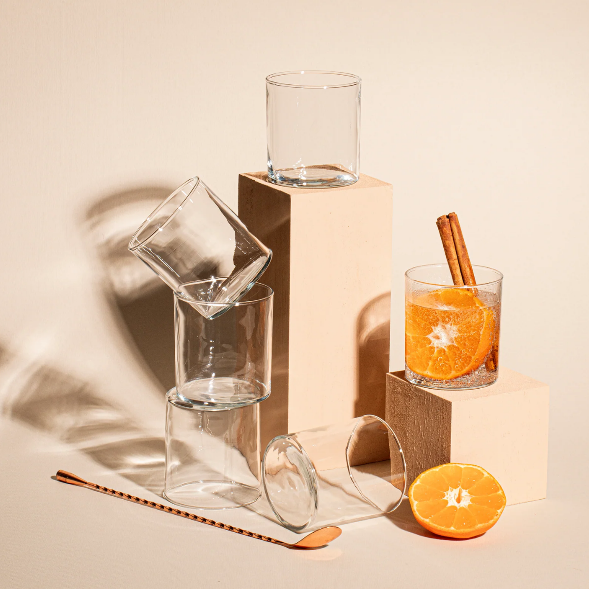 Vasos Rio de vidrio con cócteles y frutas servidos con hielo