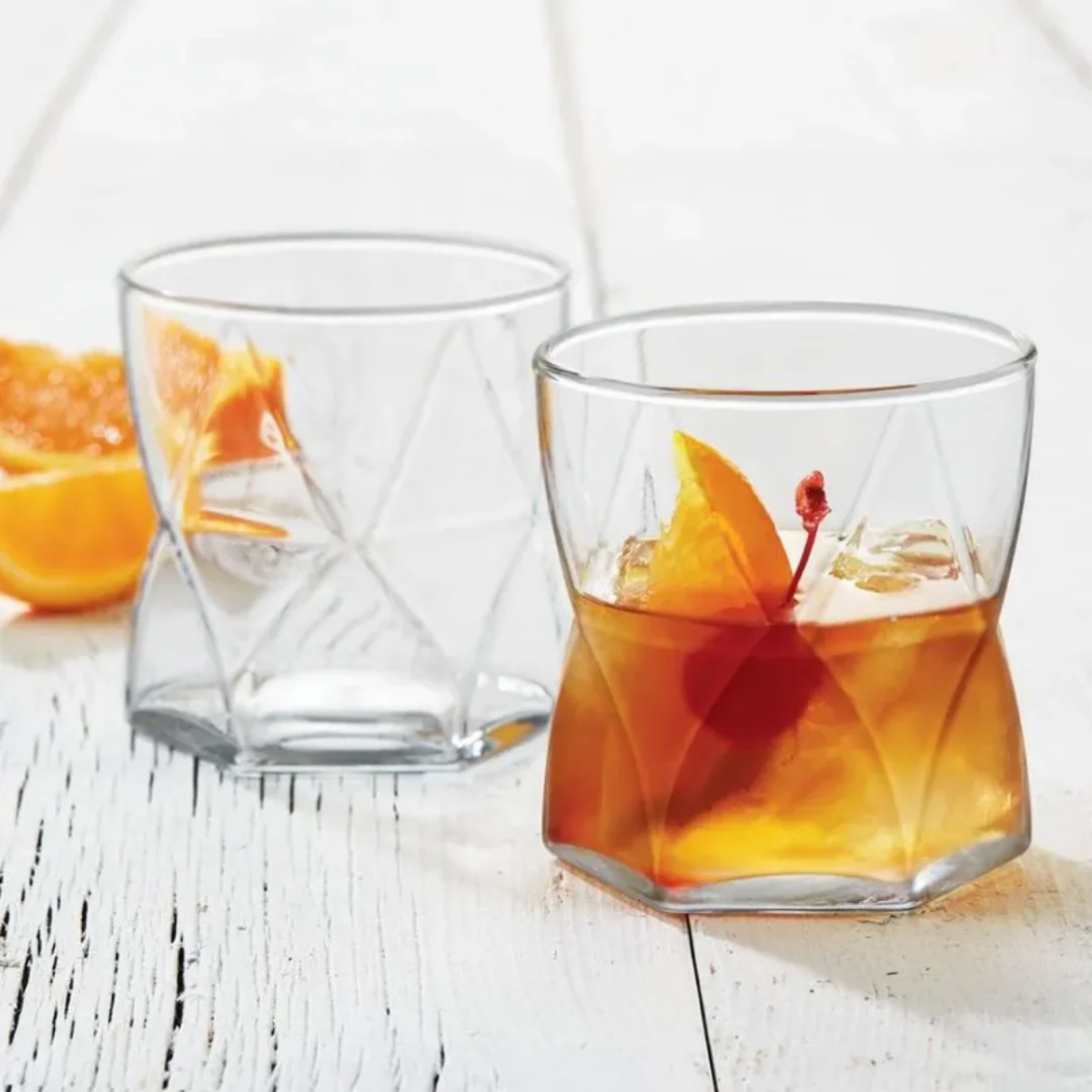 Vasos Rombus de vidrio bajo con bebidas servidas en mesa