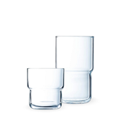 Vasos de vidrio apilables Amalfi en formatos alto y bajo sobre fondo blanco