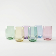 Juego de vasos de vidrio en colores suaves con acabado liso, presentados sobre fondo blanco