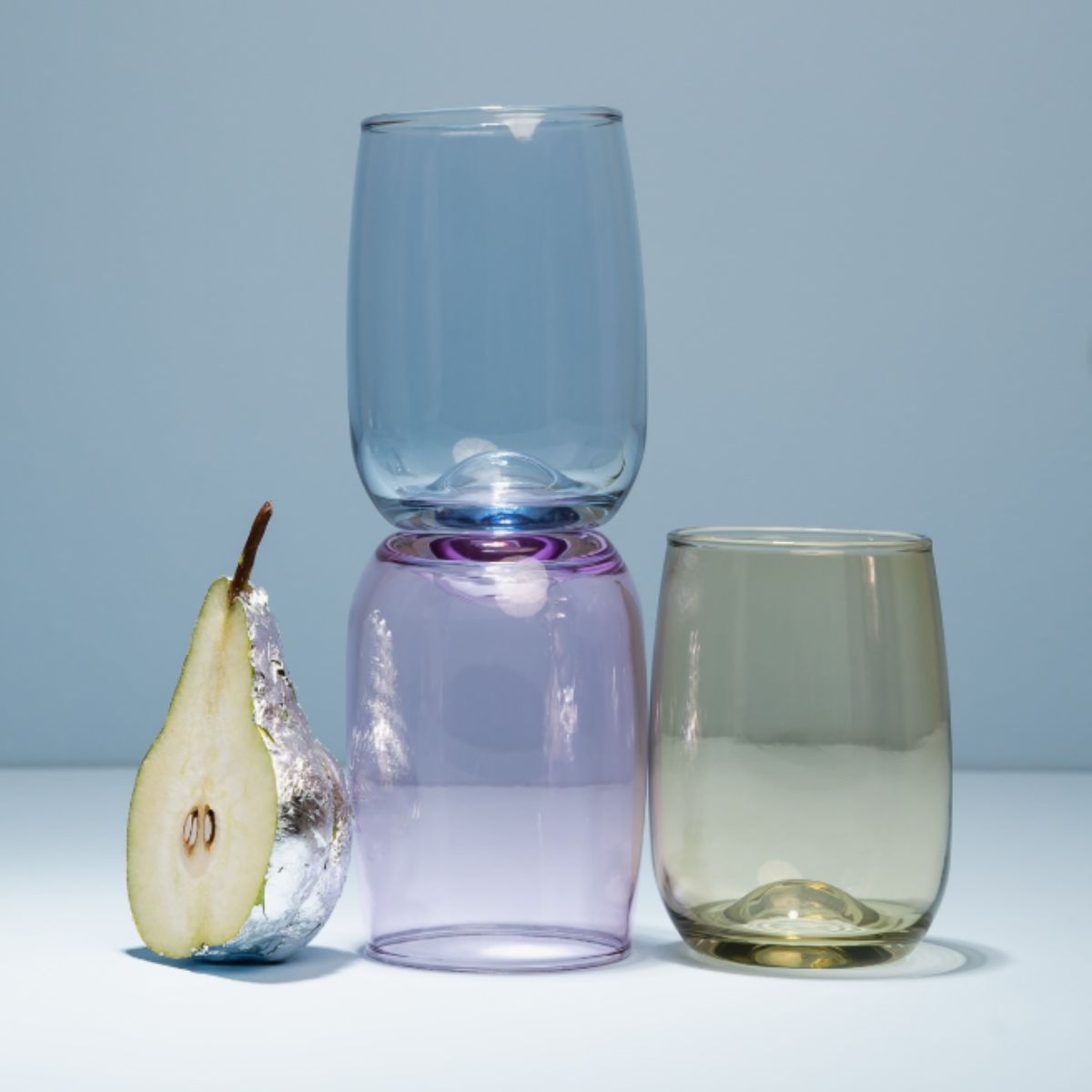 Vasos de vidrio en colores suaves apilados con estilo decorativo para uso diario