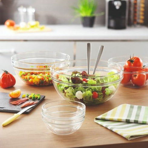 varios tamaños de tazones glass en una cocina preparando ensalada
