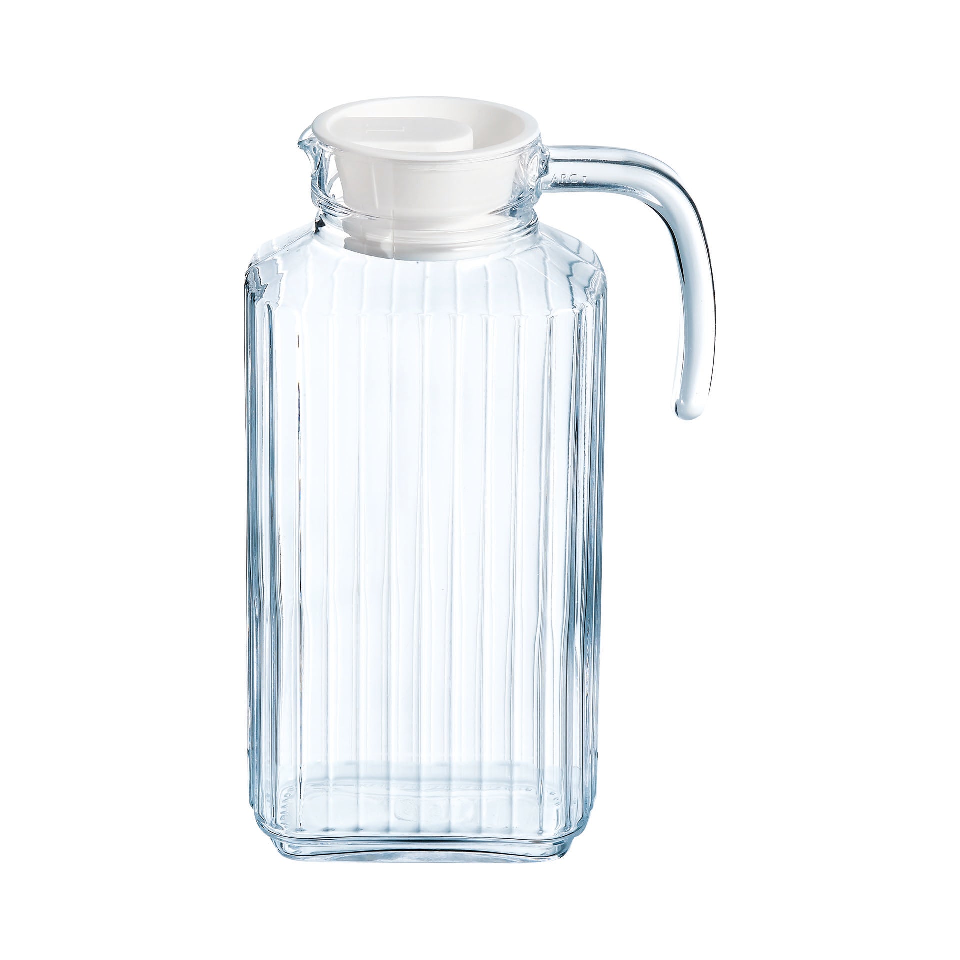 jarra de vidrio con asa y tapa de plastico blanca de 1.7 litros en fondo blanco