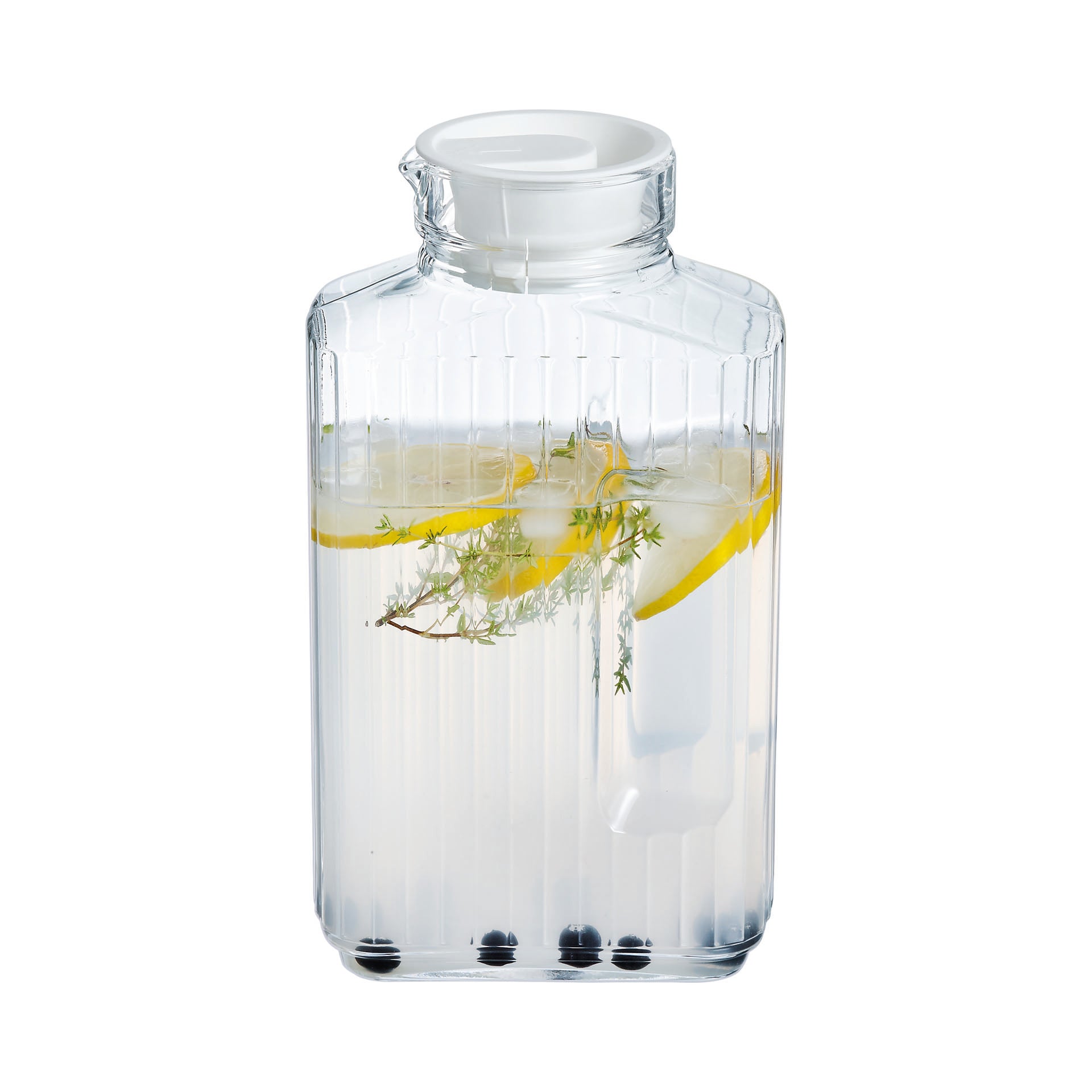jarra con agua de limon de vidrio y tapa blanca en fondo blanco