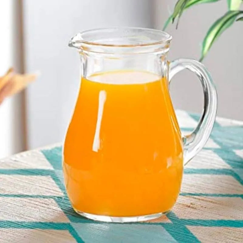 jarra mediana de cristal en un comedor con jugo de naranja