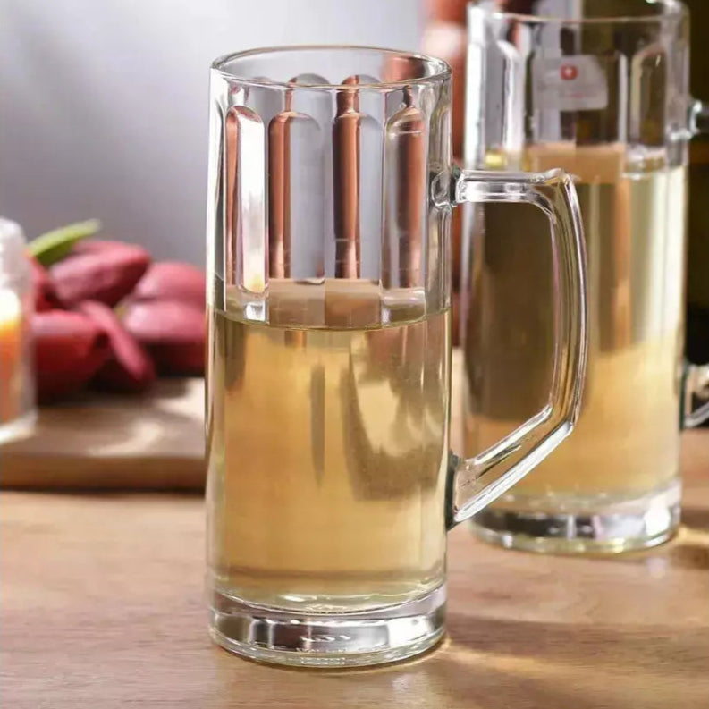 vaso de vidrio para cerveza ambientada en mesa de madera con cerveza