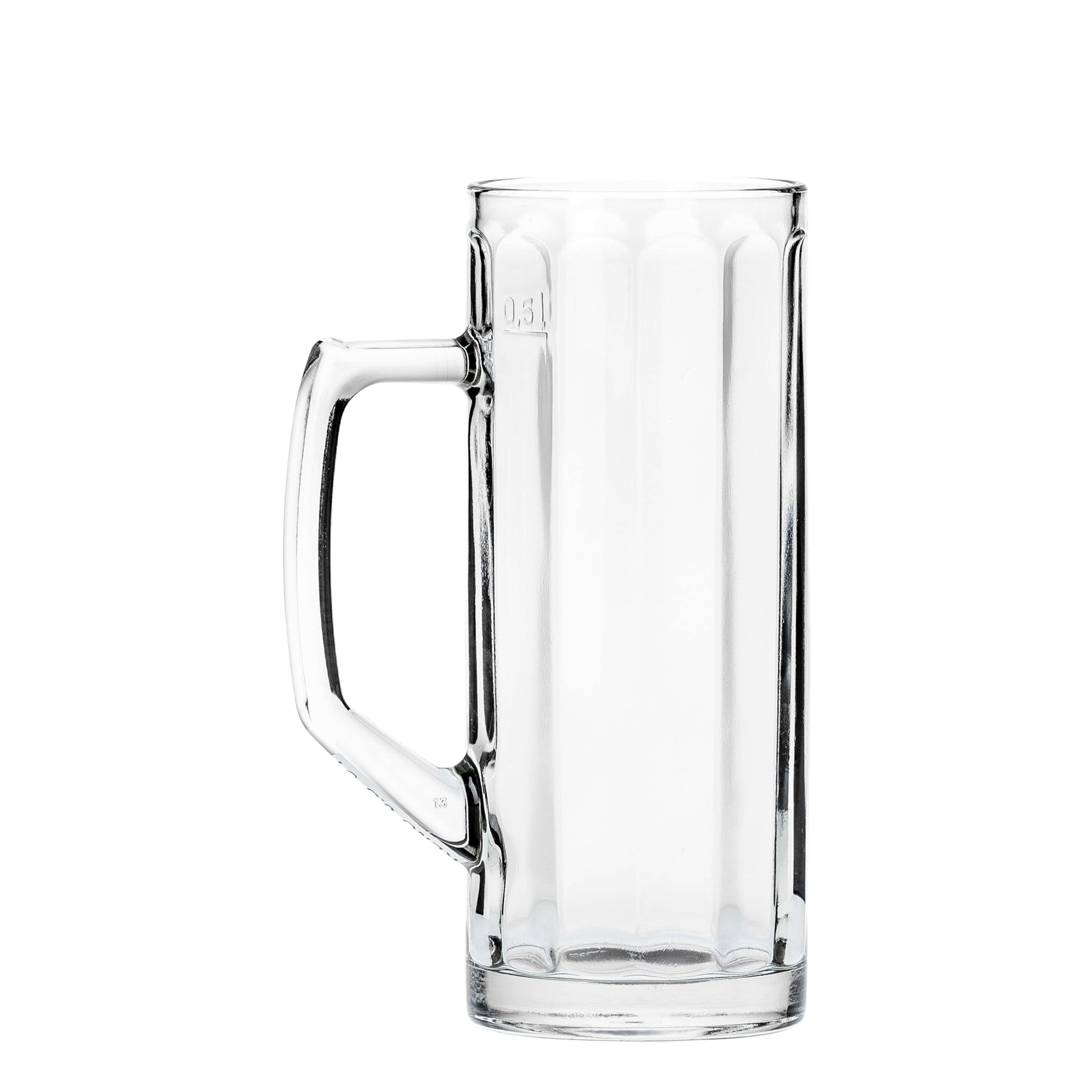 tarro cervecero de vidrio en fondo blanco 