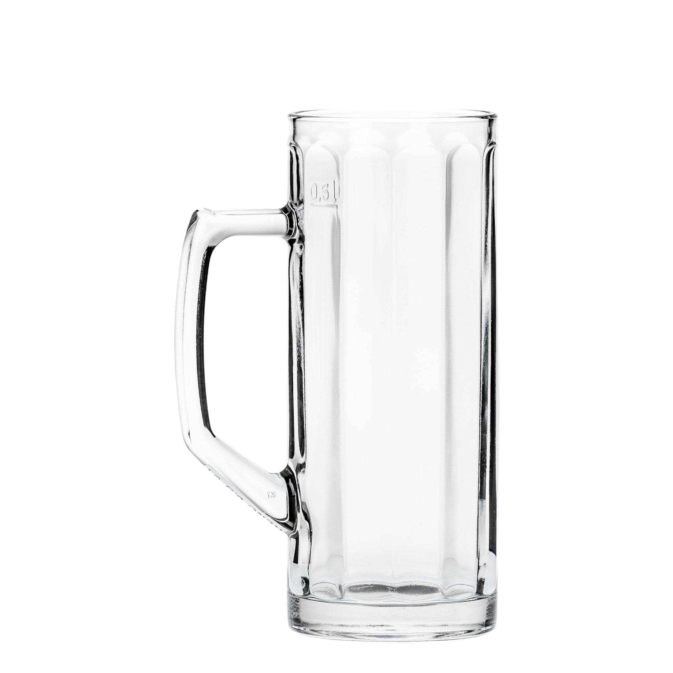 tarro cervecero de vidrio en fondo blanco 