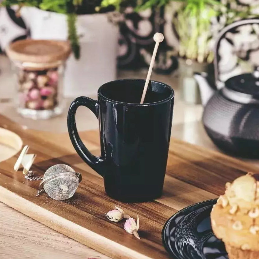 Taza de opal negra Morning de 320 ml sobre mesa de madera, ideal para café o té en ambientes modernos.