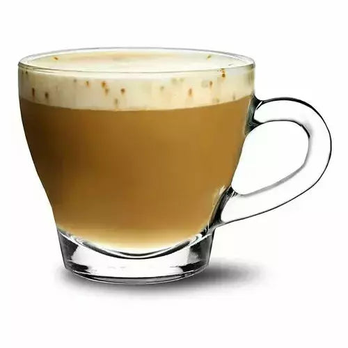 Taza de vidrio Ischia con café espresso y espuma cremosa, diseño ergonómico con asa transparente.