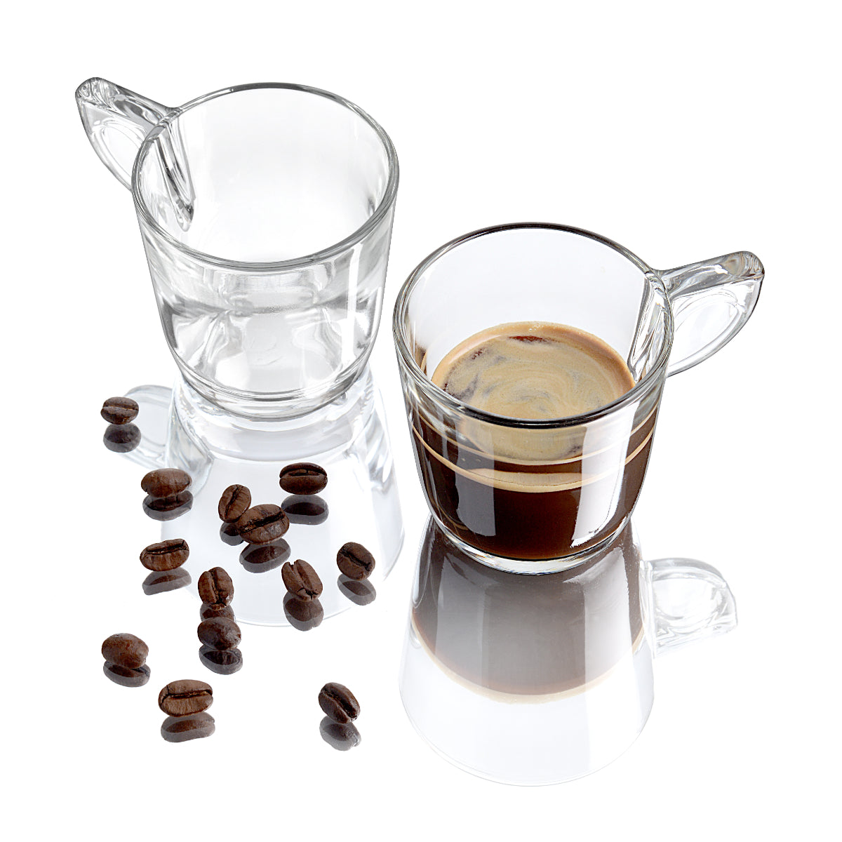 Tazas de vidrio Alpi con café espresso y granos de café sobre superficie brillante, estilo elegante y funcional.