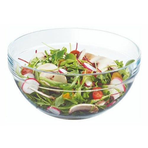 tazon de vidrio con verduras en un fondo blanco